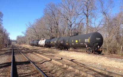 Cinco vagones que transportan petróleo en Perryville.