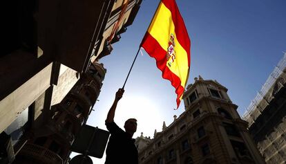 Un manifestante con una bandera española, en una protesta en Barcelona.