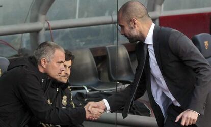 Guardiola saluda a Mourinho antes del encuentro.