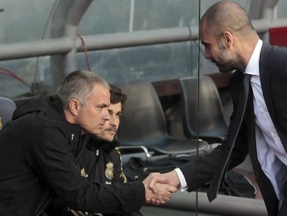 Guardiola saluda a Mourinho antes del encuentro.