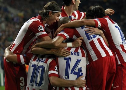 Los jugadores del Atletico Madrid celebran el 1 a 2 definitivo.