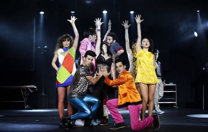 The cast of A qui&eacute;n le importa pose on the stage at Madrid&rsquo;s Arlequ&iacute;n theater. 