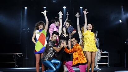 The cast of A quién le importa pose on the stage at Madrid’s Arlequín theater.