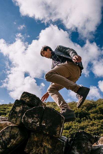 El artesano, Javier Camino fotografiado en los alrededores de la vía férrea que atraviesa Pajares y que une Asturias y León.