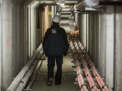 Un operari d'Endesa camina per la galeria de les Corts.