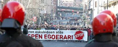 Manifestantes &#39;abertzale&#39; en la calle Autonomía de Bilbao por donde tenía que transcurrir la marcha