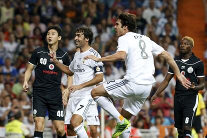 Kak&aacute; y Ra&uacute;l, junto a Lee Jung-Soo (i) y Alberik, en un lance del partido.