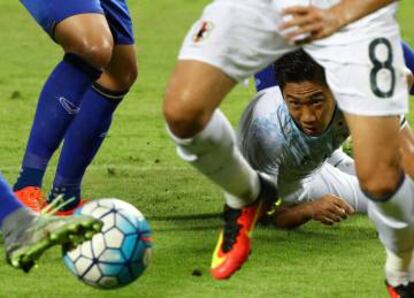 El japonés Kagawa mira la pelota durante el partido contra Thailandia.