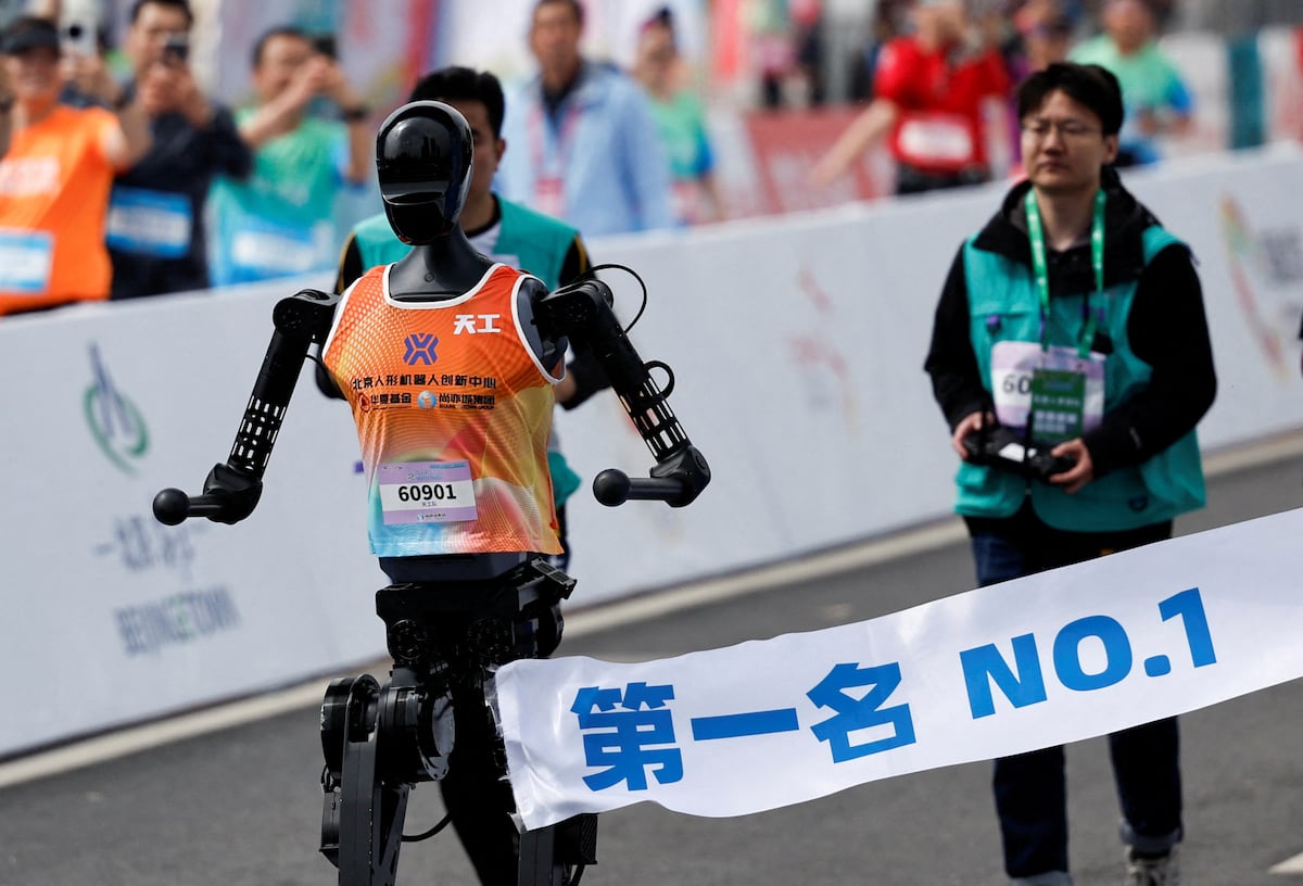 China pone a correr a sus robots en el primer medio maratón del mundo entre humanos y humanoides | Tecnología