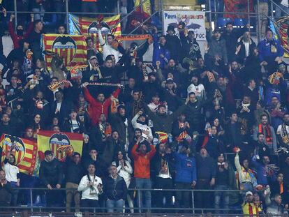 Aficionados valencianistas, durante el partido Atalanta-Valencia, jugado el 19 de febrero en Milán.