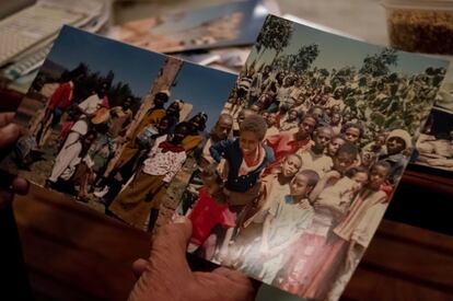 El padre Roca muestra dos fotos antiguas de los primeros años que pasó como misionero en Adigrat. Ambas tienen unos 20 años y son de diversas excursiones que la misión salesiana organizó con los jóvenes de entonces.