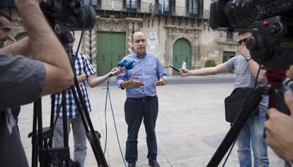 El secretario local del PSPV de Alicante, Gabriel Ech&aacute;varri, frente al Ayuntamiento de Alicante