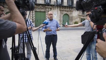 El secretario local del PSPV de Alicante, Gabriel Echávarri, frente al Ayuntamiento de Alicante