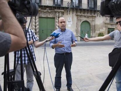 El secretario local del PSPV de Alicante, Gabriel Ech&aacute;varri, frente al Ayuntamiento de Alicante