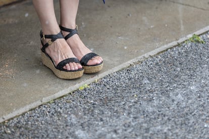 Sandalias sobre asfalto.