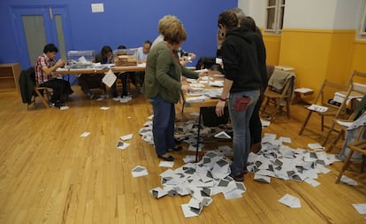 Recuento de votos en un colegio electoral de de San Sebastián.