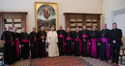 El Papa Francisco posa con obispos hondureños durante una visita, la semana pasada.