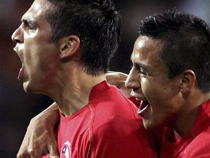 Alexis Sánchez abraza a Mark González tras marcar este el gol chileno.