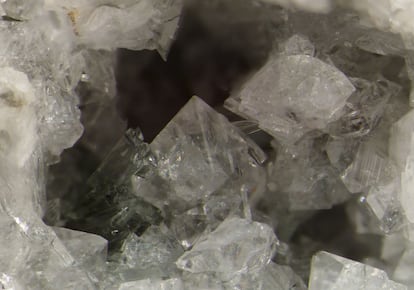 Este mineral llamado amicita corresponde al nivel uno de minerales raros, según la categorización que realizan los científicos. Está compuesto por elementos muy comunes, pero para formarse requiere condiciones extremadamente precisas de temperatura, presión y composición. Solo se ha encontrado en dos localidades del mundo. Fue nombrado en el siglo XIX por el físico francés Giovanni Battista Amici. El estudio “Naturaleza y significado de la singularidad en la mineralogía” de los científicos Robert Hazen, del Instituto Carnegie, y Jesse Ausubel, de la Universidad de Rockefeller, establece el primer sistema para categorizar las singularidades en el reino mineral y provee a los mineralogistas de un marco parecido al que ya existe para catalogar las especie animales y vegetales.