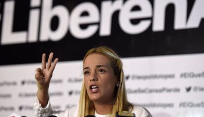 La mujer de López, Lilian Tintori, ante los medios este jueves.