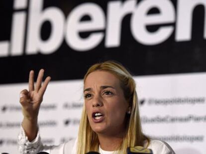 La mujer de López, Lilian Tintori, ante los medios este jueves.
