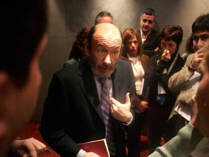 Alfredo Pérez Rubalcaba habla con varios periodistas en el Congreso de los Diputados.