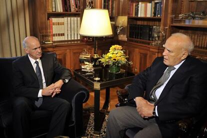 Papandreu y Papoulias, durante su encuentro este sábado.