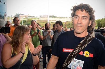 El bombero Roberto Rivas, ayer en las puertas de los juzgados coruñeses.