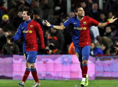 Messi y Alves celebran el tercer gol del Barcelona ante el Sporting