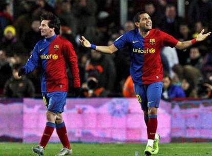 Messi y Alves celebran el tercer gol del Barcelona ante el Sporting