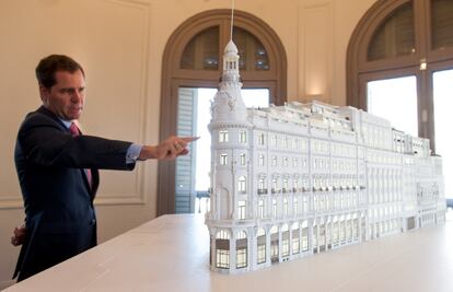 Camilo Travesedo, director de negocio de CMC Canalejas Madrid Centro, muestra la ubicación de las viviendas en una maqueta del complejo.