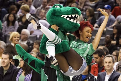 La mascota de los Raptors, que habitualmente viste de rojo, luce de verde con motivo del día de San Patricio.