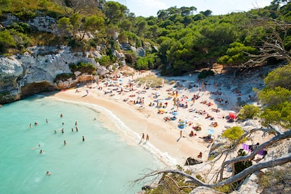 Menorca

Guarida de las celebridades que desean huir de la estruendosa fiesta de Ibiza (y de toparse con un futbolista en cada esquina), esta isla conserva todavía pulso y espíritu rural entre dunas, calas y faros. Esperemos que por mucho tiempo.