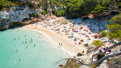 Turistas en la Cala Macarelleta en Menorca.