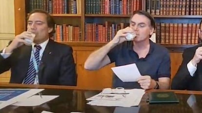 O presidente Jair Bolsonaro toma um copo de leite durante transmissão ao vivo.