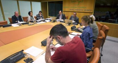 Un momento de la reunión de la comisión parlamentaria de investigación del 'caso De Miguel'.