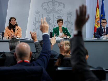 La portavoz del Gobierno, Isabel Rodríguez, en el centro, flanqueada por la ministra de Justicia, Pilar Llop, y el ministro de la Presidencia, Félix Bolaños, durante la rueda de prensa tras el Consejo de Ministros.