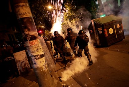 La policía antidisturbios durante las manifestaciones en La Paz, la noche del martes 22 de octubre.