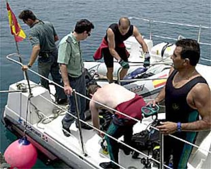 Submarinistas de la Guardia Civil se preparaban ayer para iniciar la búsqueda de los cadáveres en Fuerteventura.