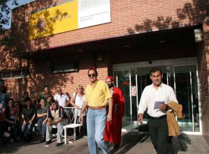 Julián Muñoz abandona la prisión de Alhaurín de la Torre seguido del hombre conocido como Mocito Felíz.