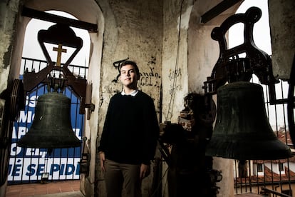 Pablo Delgado Aparicio, campanero de la Iglesia de San Ildefonso en Madrid, el miércoles junto a las campanas.