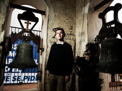 Pablo Delgado Aparicio, campanero de la Iglesia de San Ildefonso en Madrid, el miércoles junto a las campanas.