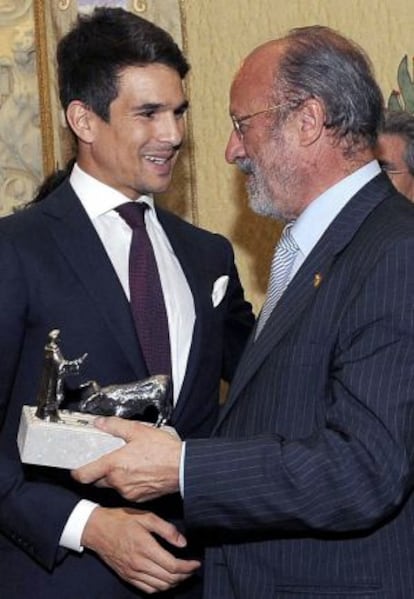 Le&oacute;n de la Riva entrega un trofeo al torero Jos&eacute; Mar&iacute;a Manzanares.
 