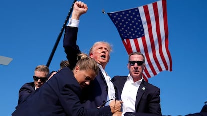 Donald Trump retirándose del estrado tras sufrir un atentado en Pensilvania