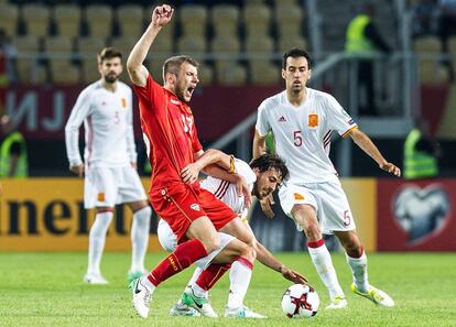 David Silva lucha la pelota con el jugador Stefan Ristovski.