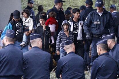 La policía desaloja a familias de gitanos de un campamento ilegal en Baroeul, al norte de Francia.