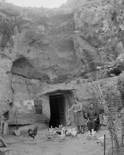 Fotografía tomada en 1964 en Alcolea del Pinar (Guadalajara). Se trata de una casa excavada en la roca. La agencia Pando funcionó durante medio siglo.