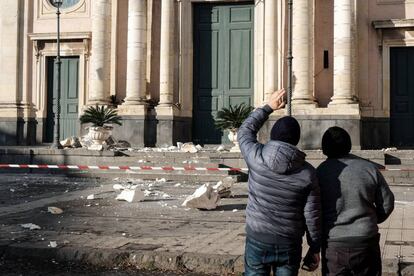 Dos personas miran los desperfectos causados por el terremoto en la localidad de Zafferana Etnea (Italiana), este miércoles.