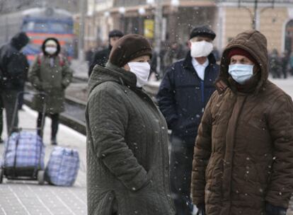 El miedo a la gripe ha hecho que los ucranios se pongan mascarillas.