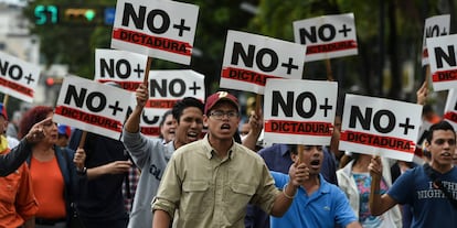 Manifestantes opositores este miércoles en Caracas.